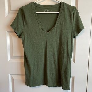 Women’s medium J Crew Factory olive short sleeve v-neck slub knit t-shirt